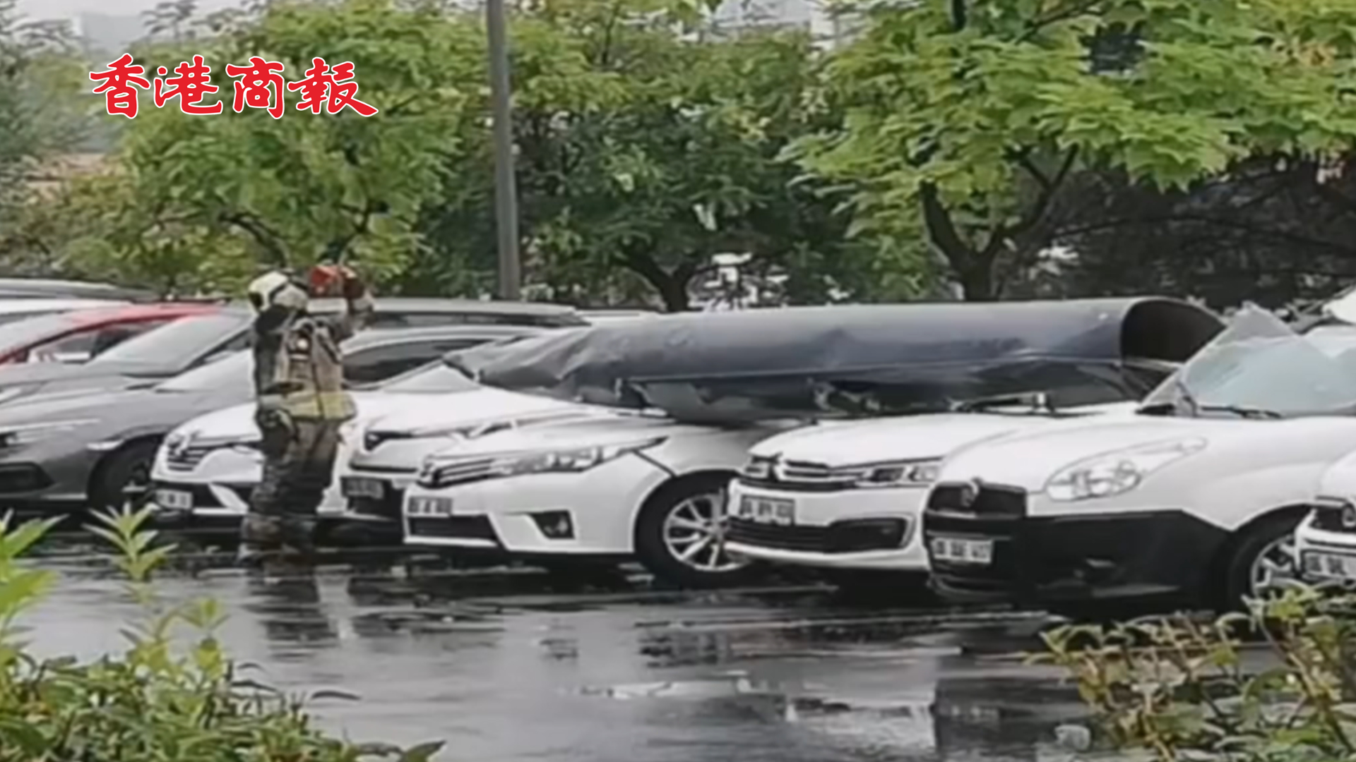 有片 | 土耳其戰(zhàn)鬥機(jī)飛行中油箱掉落砸車上 汽車被壓扁 目擊者尖叫逃跑