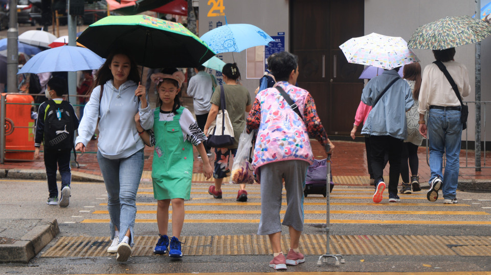 天文臺取消黃雨警告信號 料今晚及明日有驟雨及幾陣?yán)妆? title=