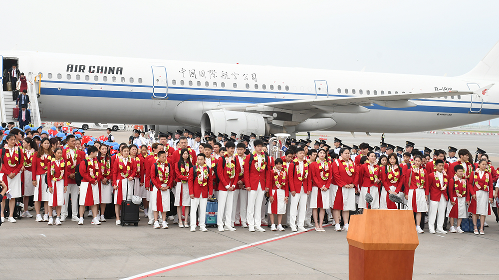 圖集｜馬龍全紅嬋潘展樂等65名國家隊運動員抵達香港