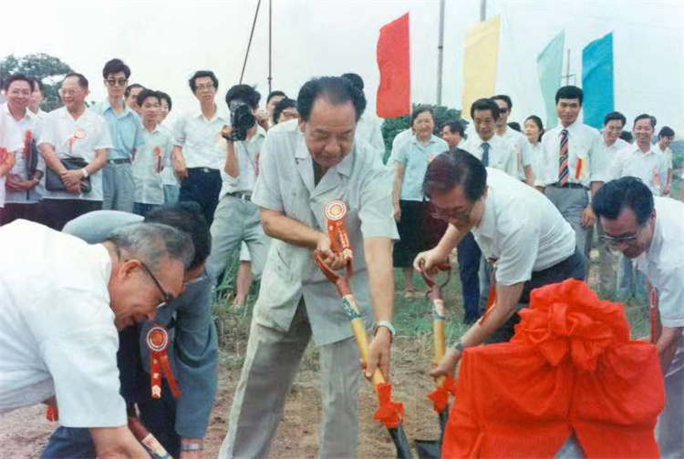 1985年7月30日，深圳科技工業園的奠基儀式在深圳灣畔的一片丘陵山坡上舉行，圖為梁湘市長.jpg