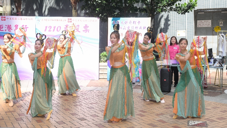 和美家庭心連心藝術(shù)團表演了「敦煌鈴鼓舞」、「旗袍舞」等富中華文化元素的節(jié)目1_DSC_4761_副本.jpg