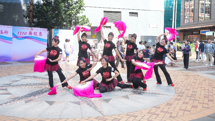 和美家庭心連心藝術(shù)團表演了「敦煌鈴鼓舞」、「旗袍舞」等富中華文化元素的節(jié)目3_DSC_4836_副本.jpg