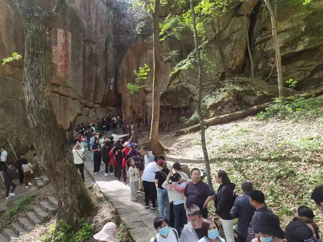 五女峰國家森林公園游人如織.jpg